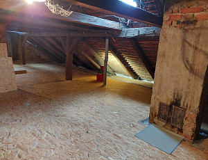 Zateplení stropu rodinného domu pomocí foukané izolace